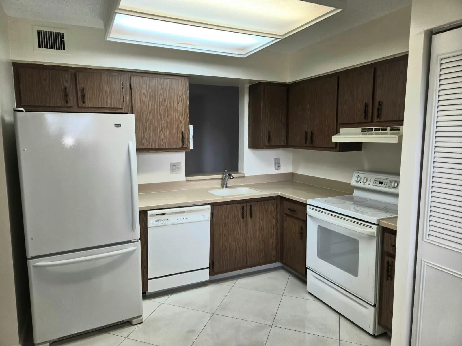 7300 Lake Circle Dr, #401