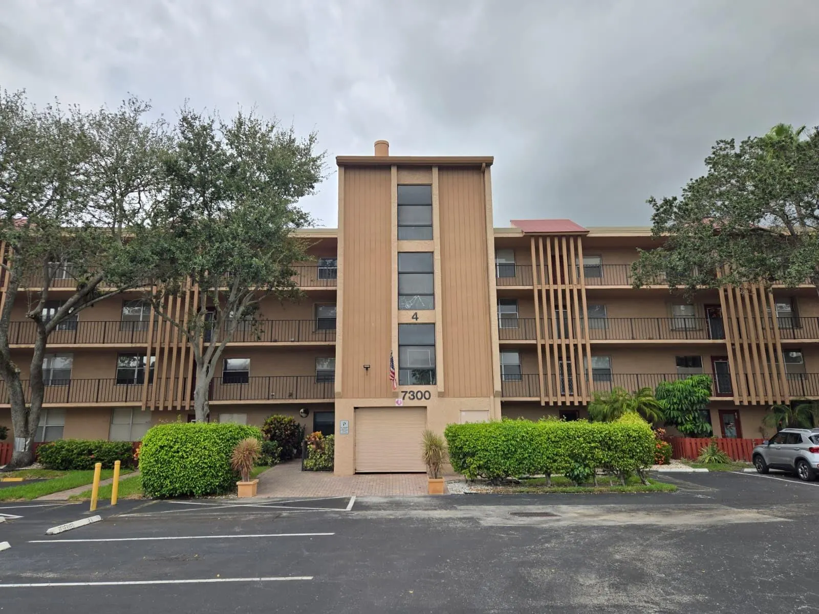 7300 Lake Circle Dr, #401