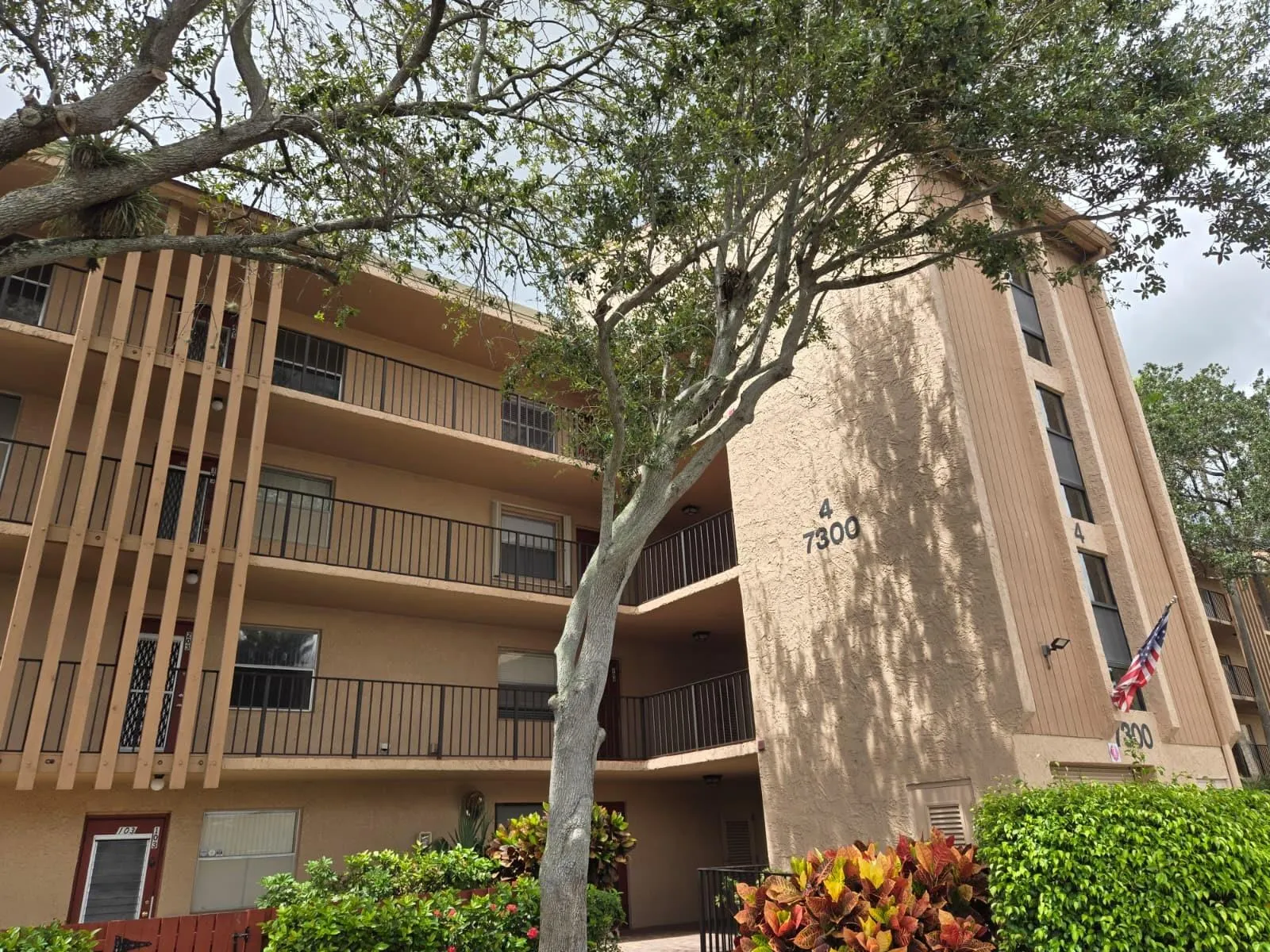 7300 Lake Circle Dr, #401