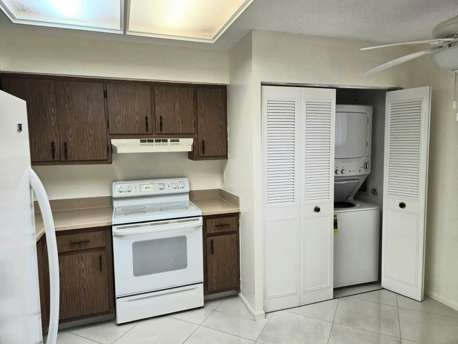 7300 Lake Circle Dr, #401