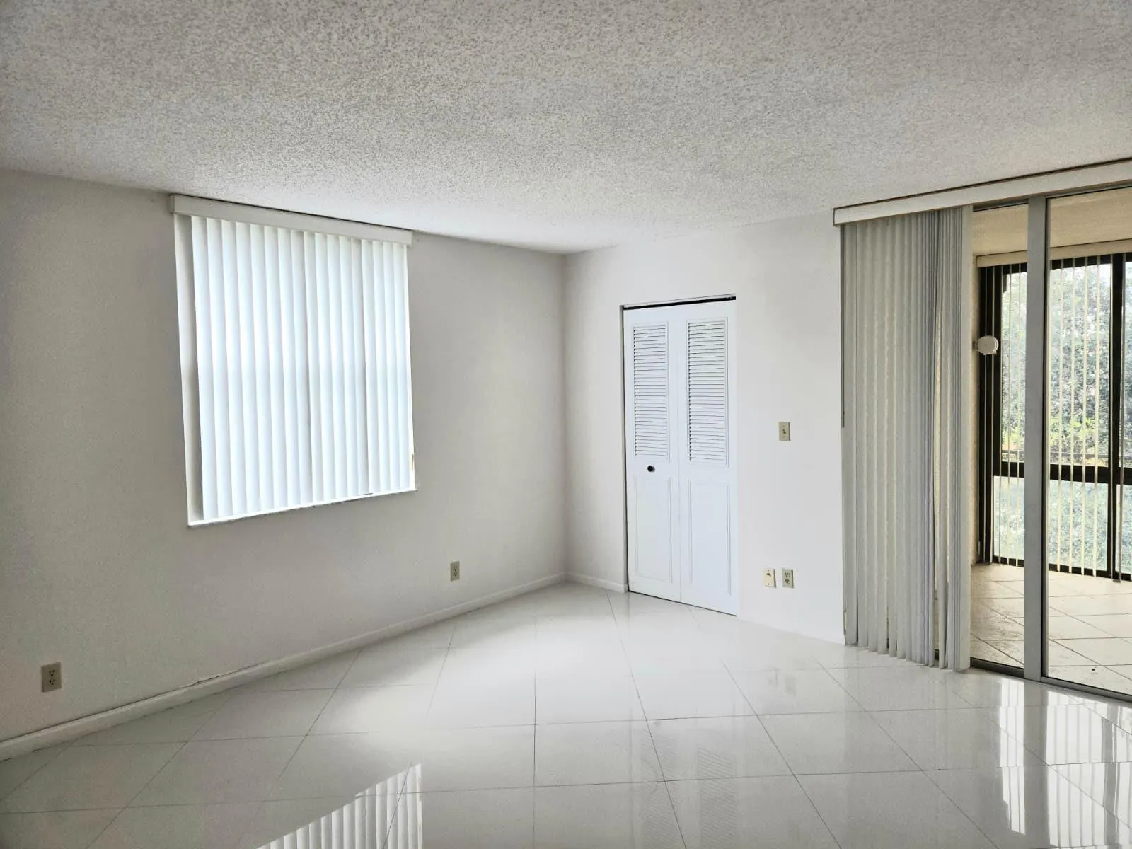 7300 Lake Circle Dr, #401