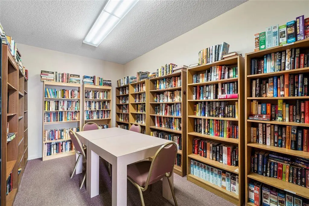 7300 Lake Circle Dr, #401