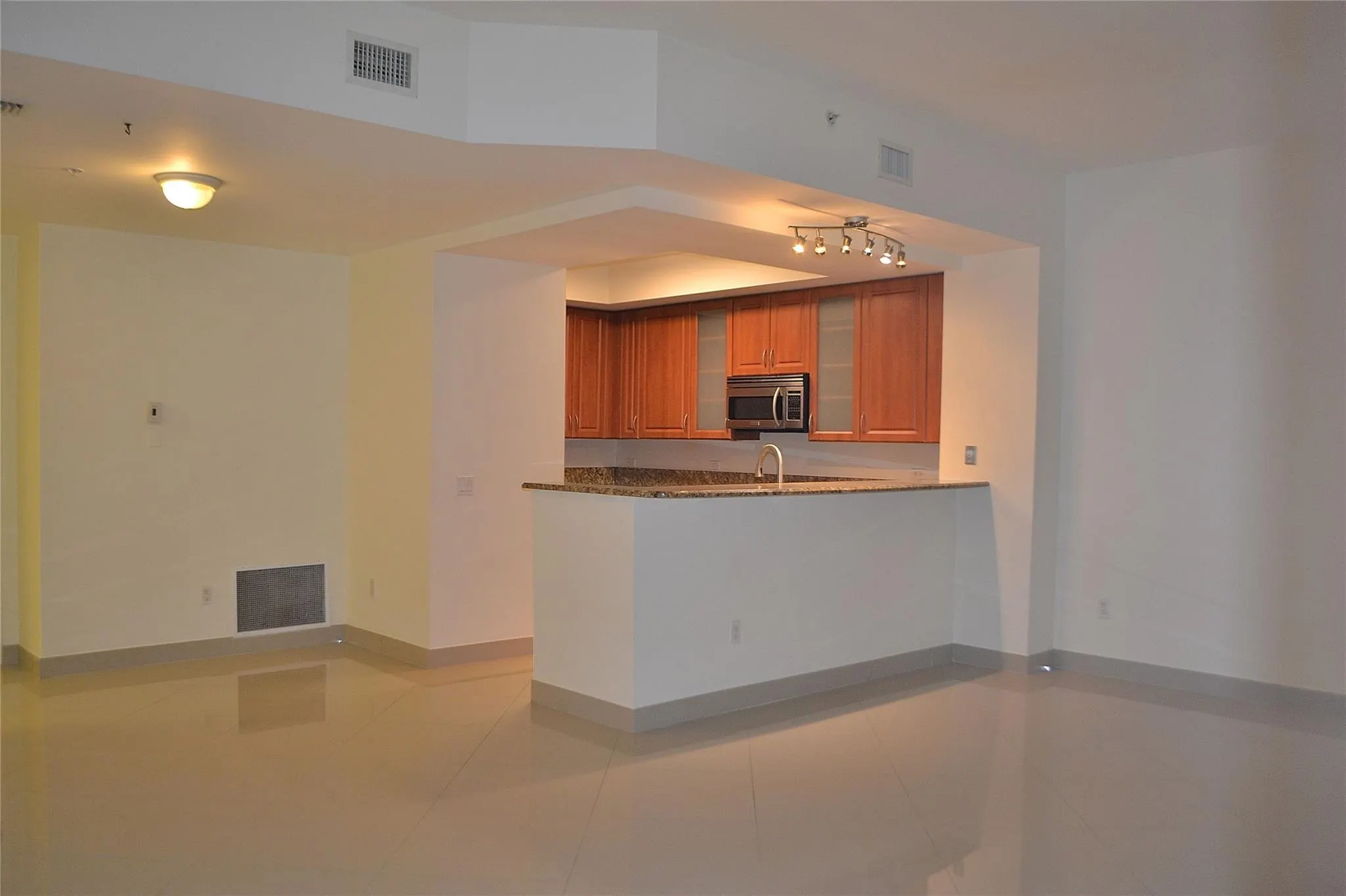 2617 NE 14th Ave, #106
