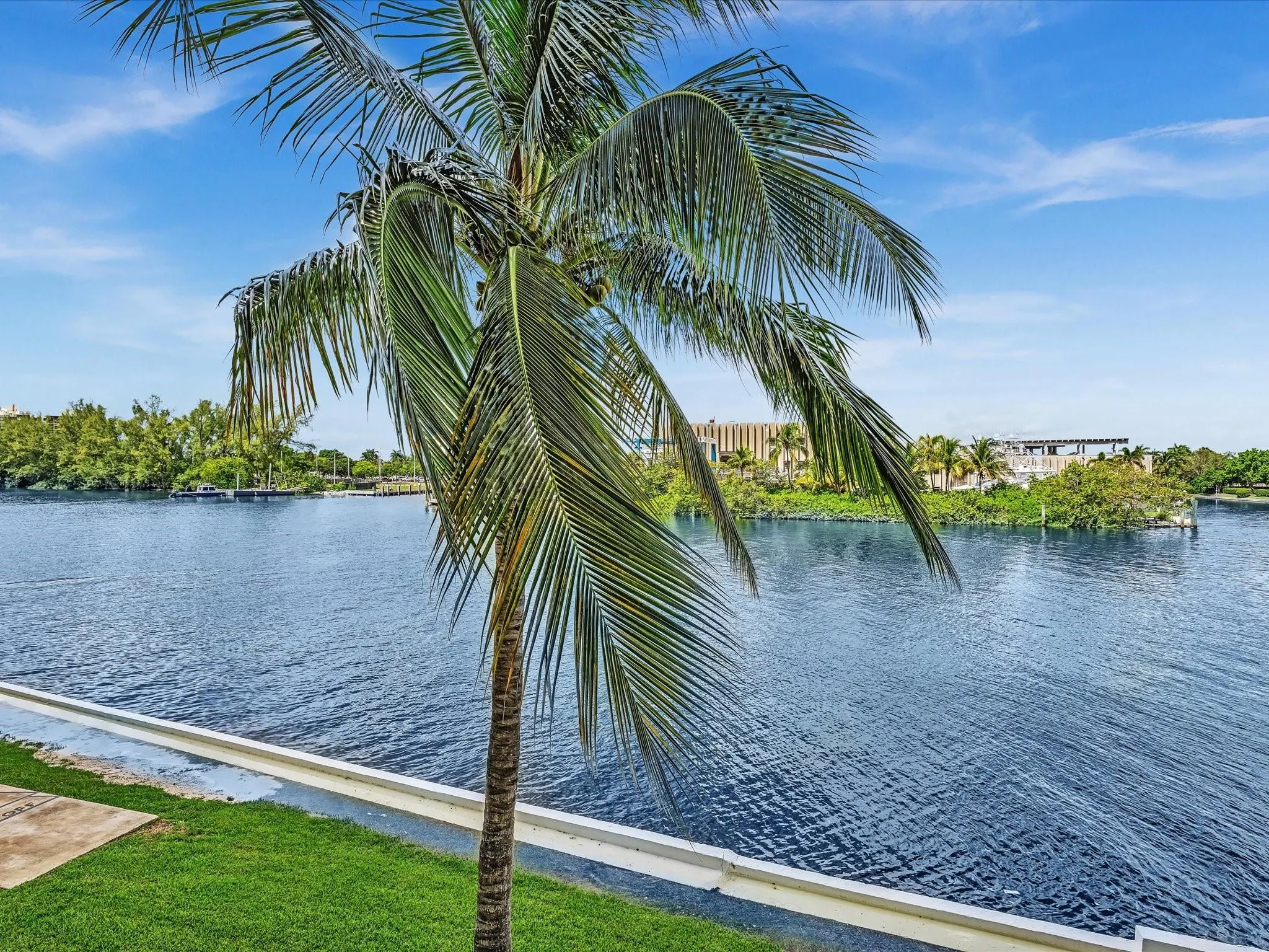 1609 N Riverside Dr, #204