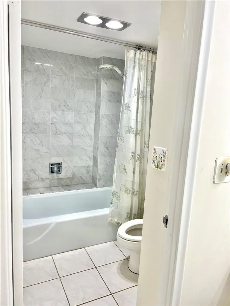 1149 Hillsboro Mile, #304