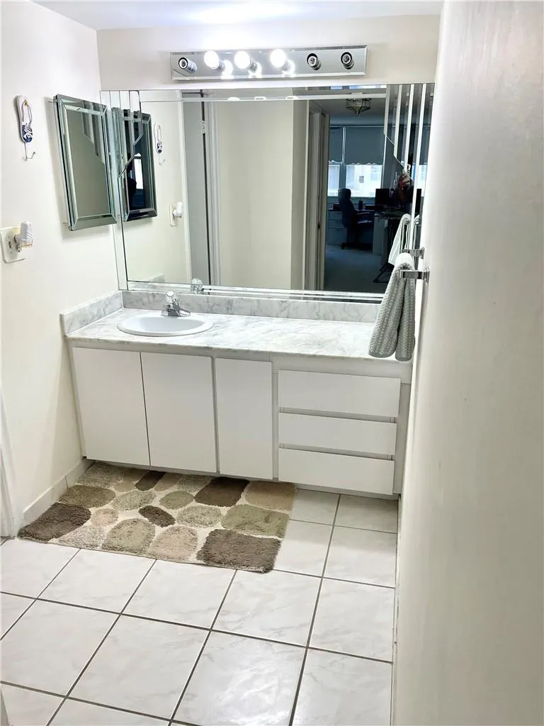 1149 Hillsboro Mile, #304