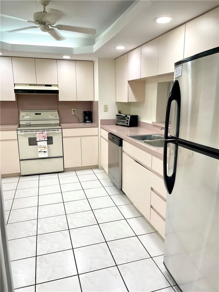 1149 Hillsboro Mile, #304