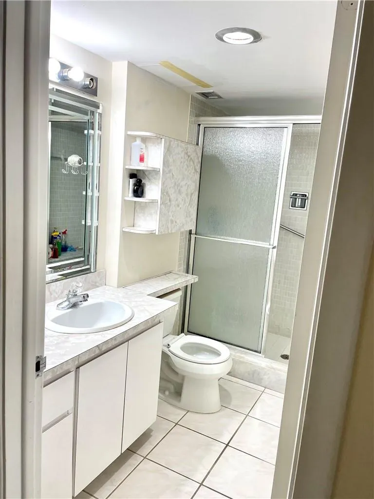 1149 Hillsboro Mile, #304