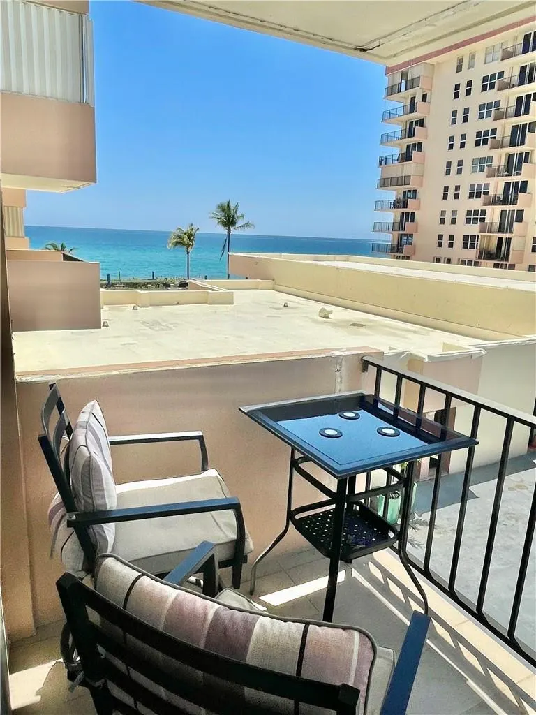 1149 Hillsboro Mile, #304