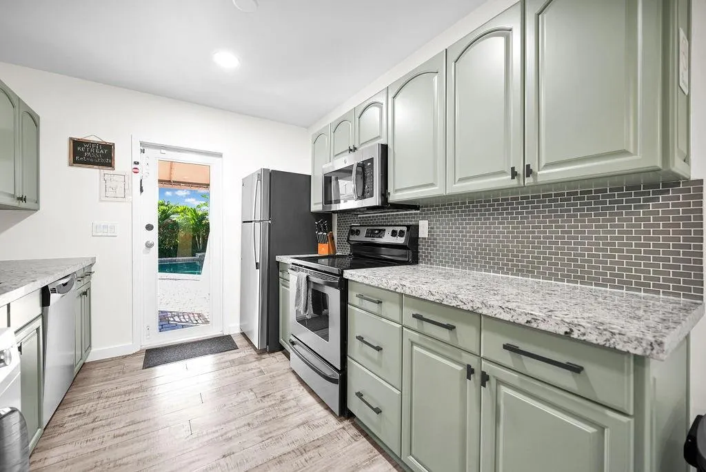 4591 NE 2nd Ter