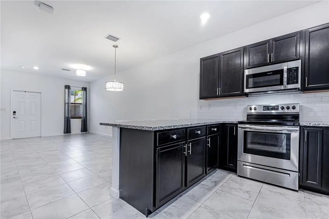 1616 SW 28th St
