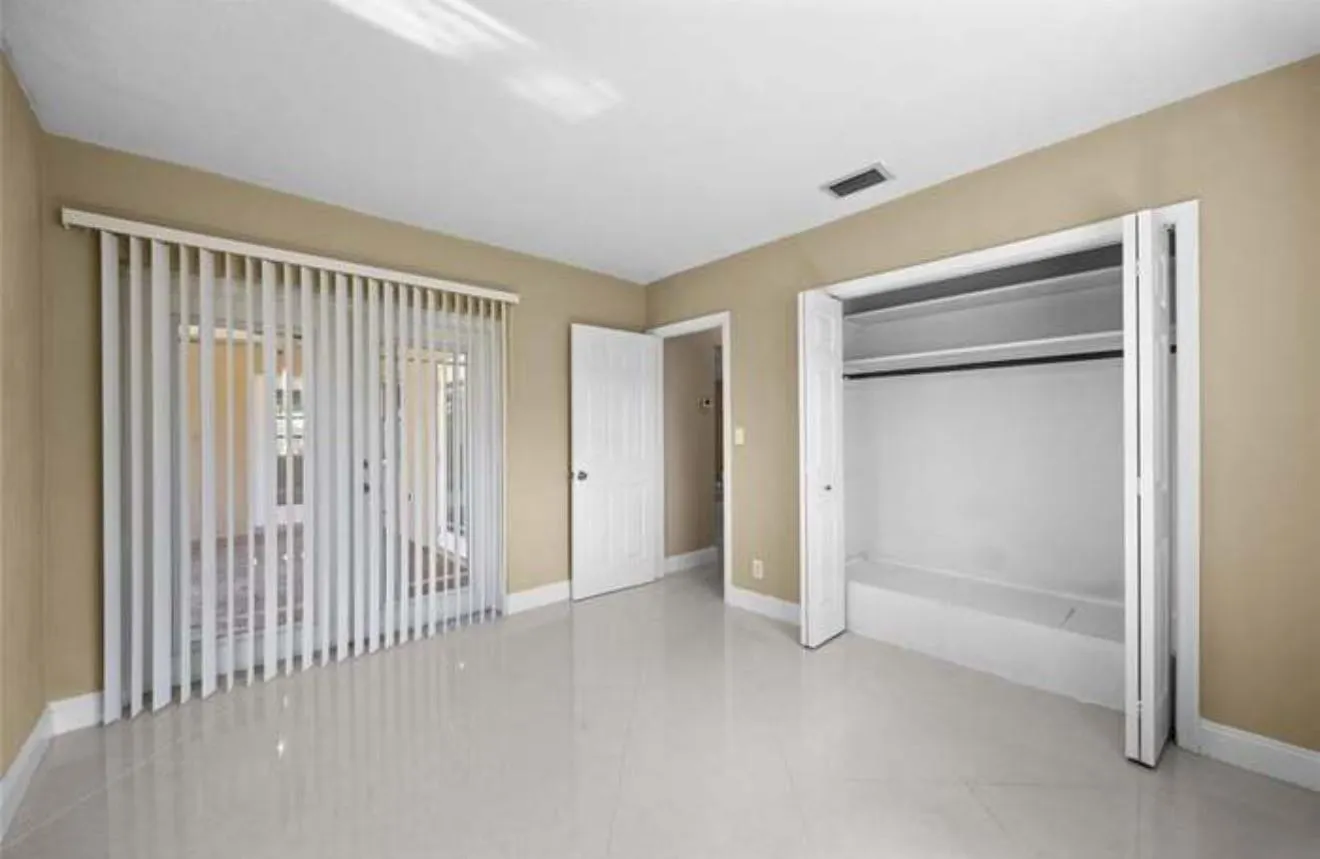 2025 NW 38th St