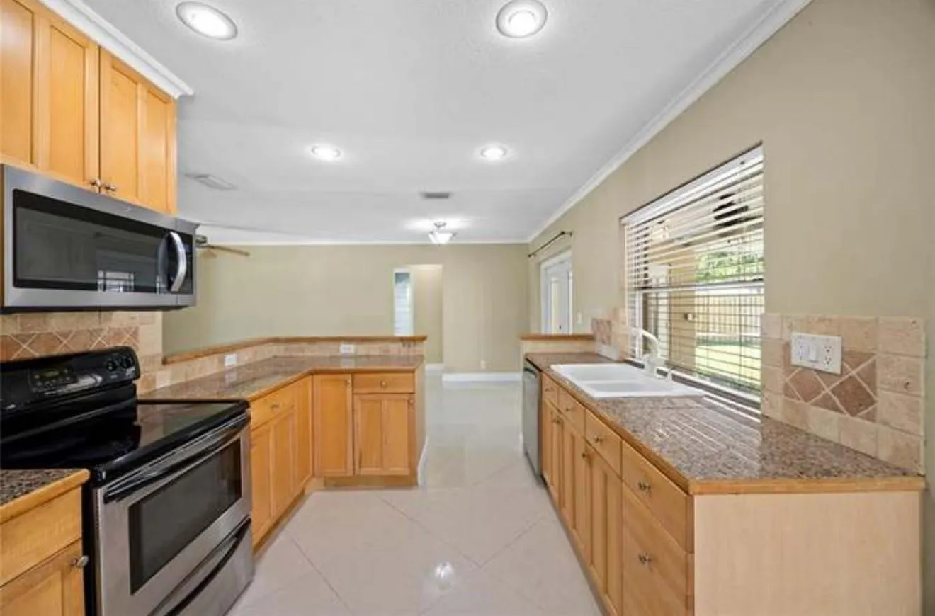 2025 NW 38th St
