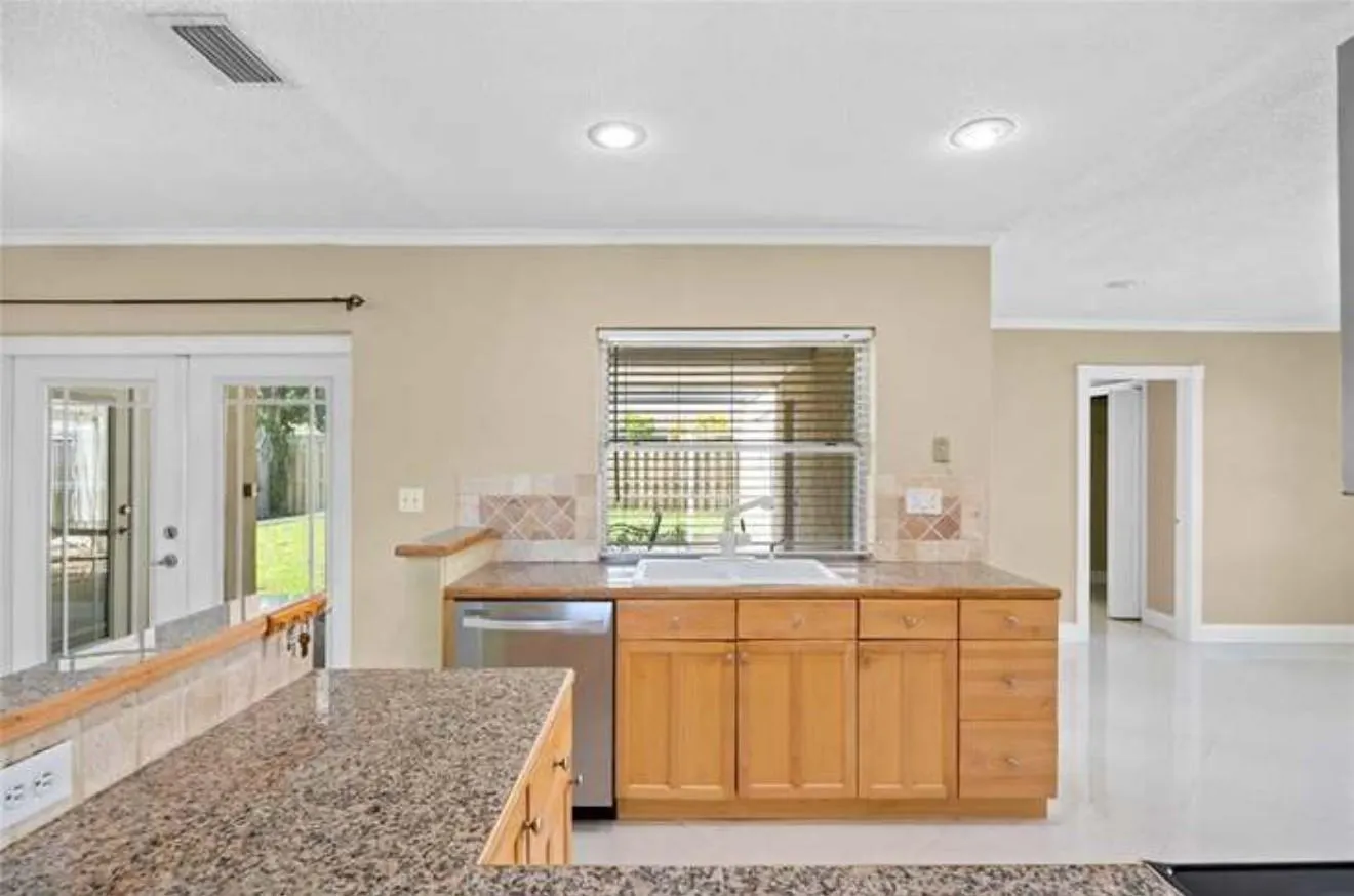 2025 NW 38th St