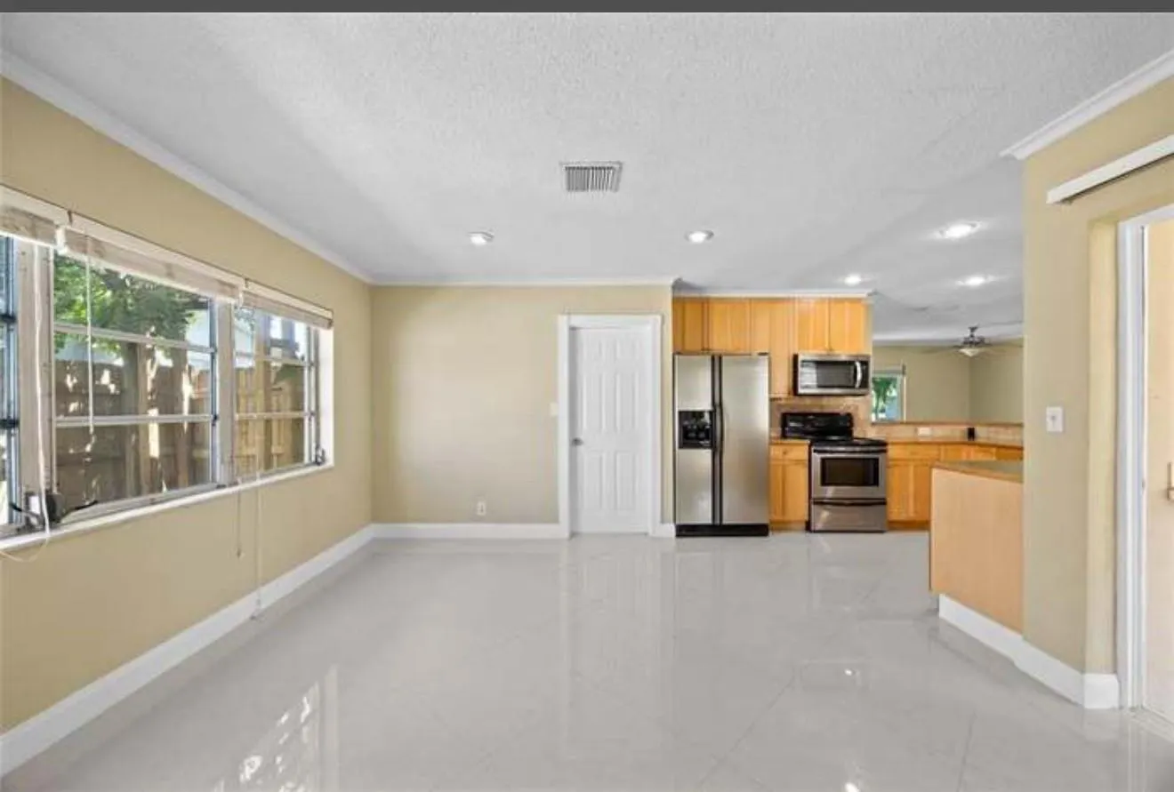 2025 NW 38th St