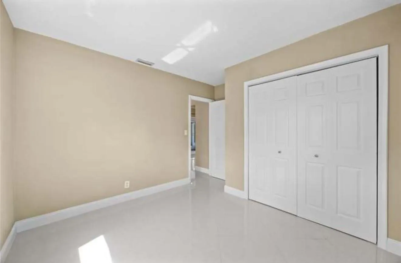 2025 NW 38th St