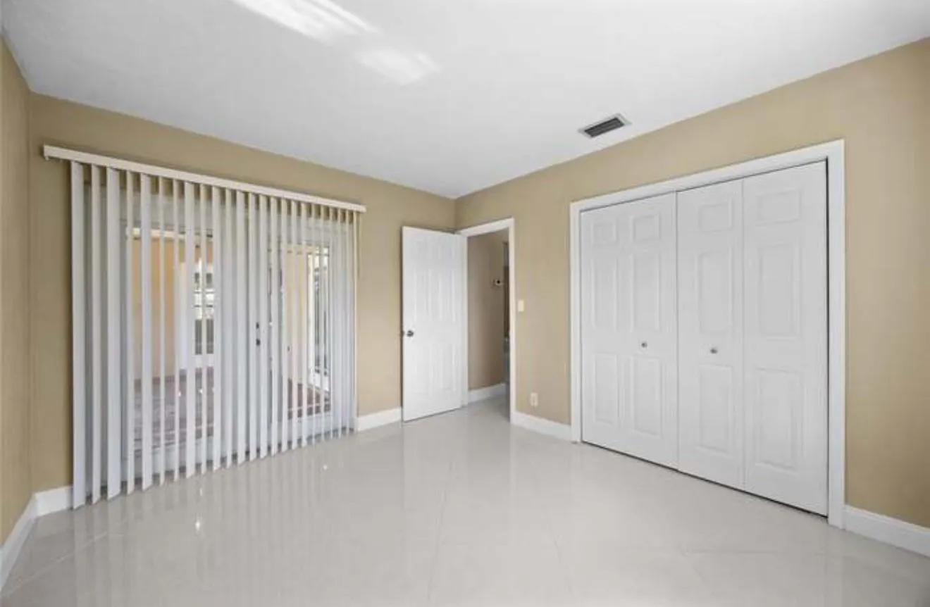 2025 NW 38th St