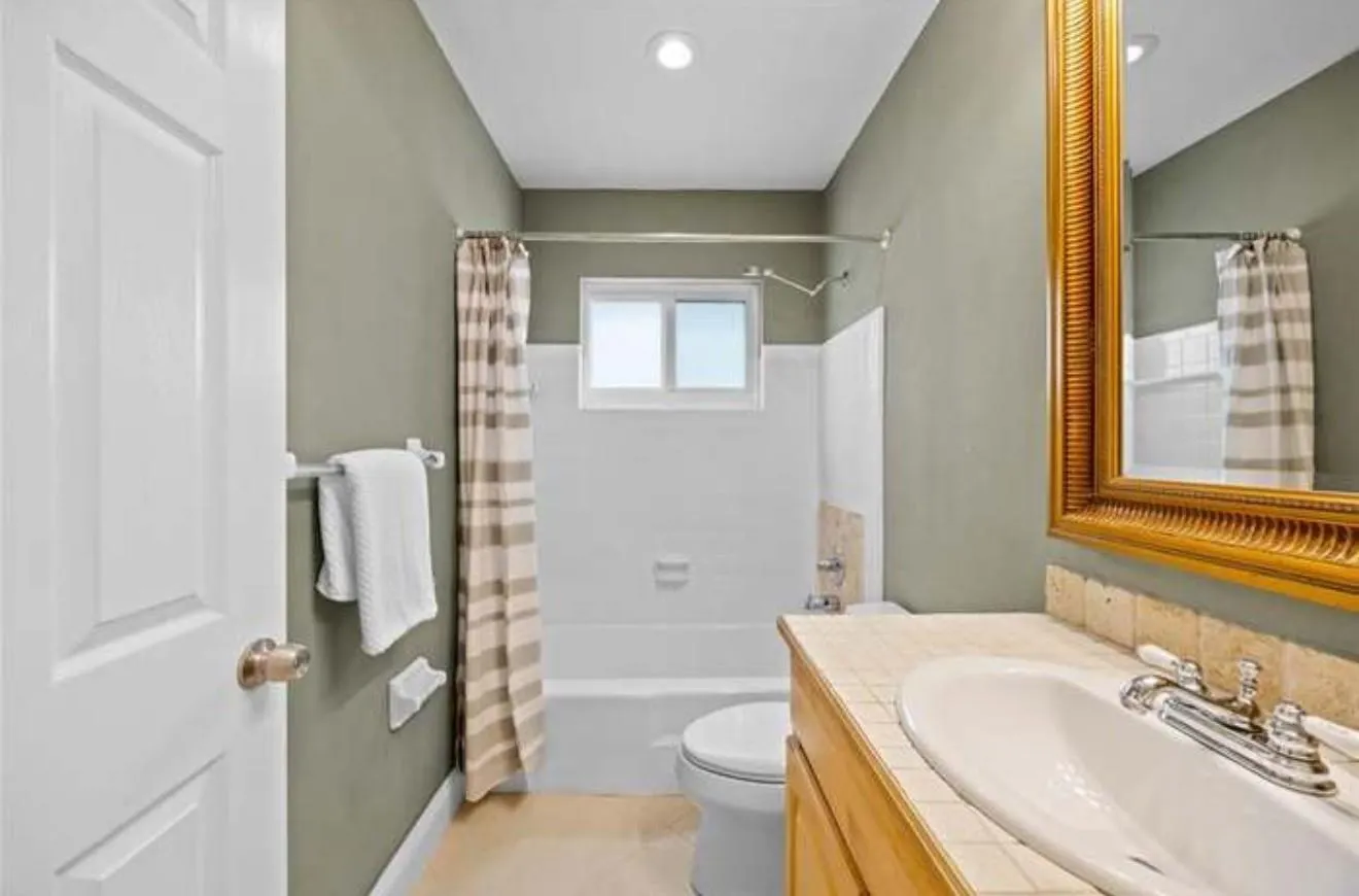2025 NW 38th St