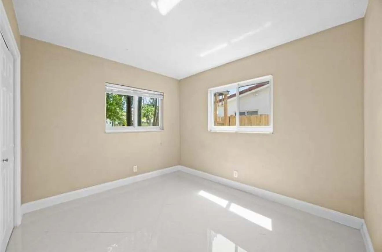 2025 NW 38th St