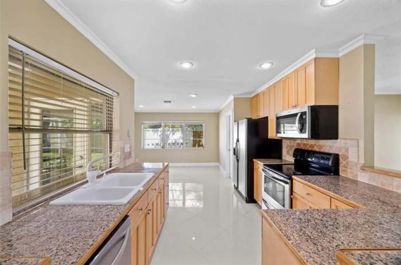 2025 NW 38th St