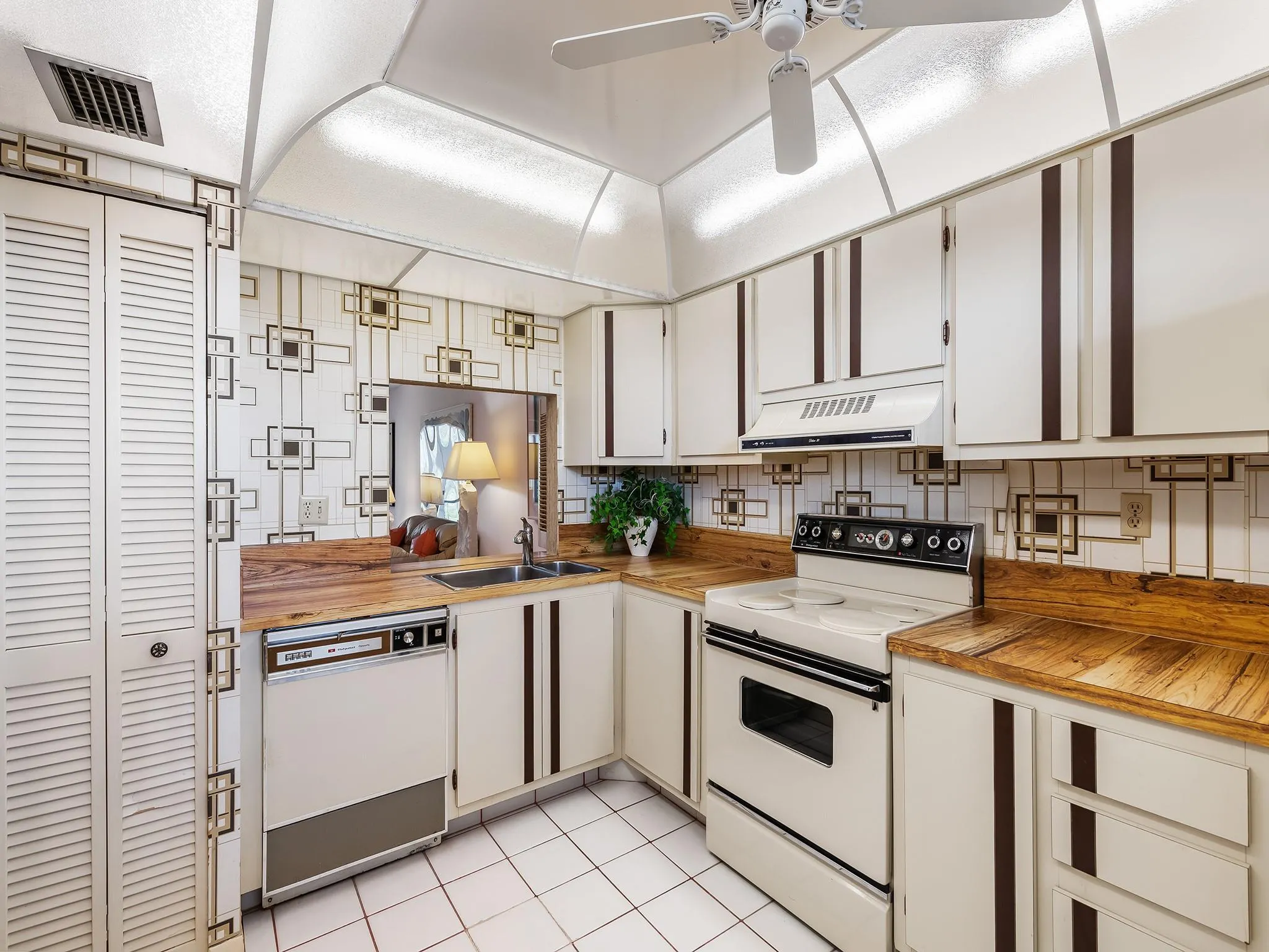 3930 Inverrary Blvd, #606-D