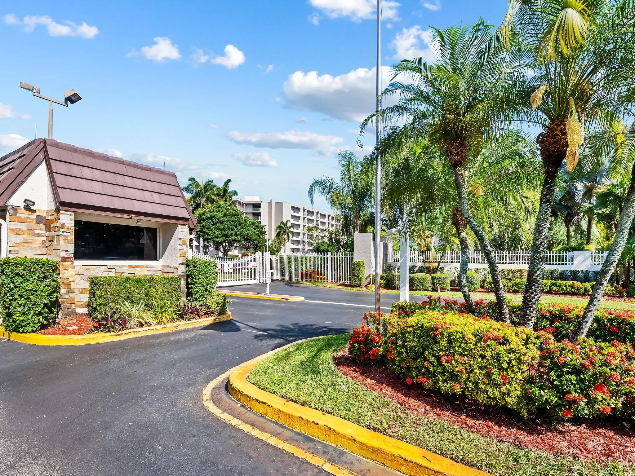 3930 Inverrary Blvd, #606-D