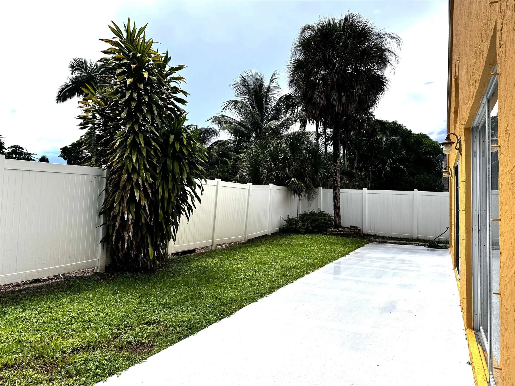 1063 Fairfax Cir