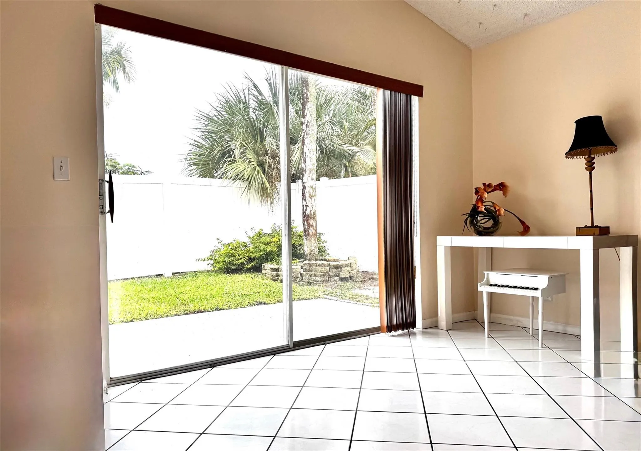 1063 Fairfax Cir