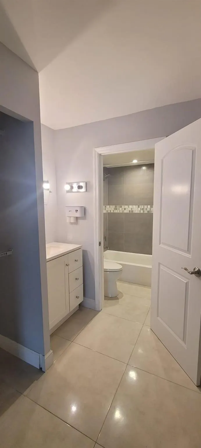 3760 Inverrary Dr, #3N