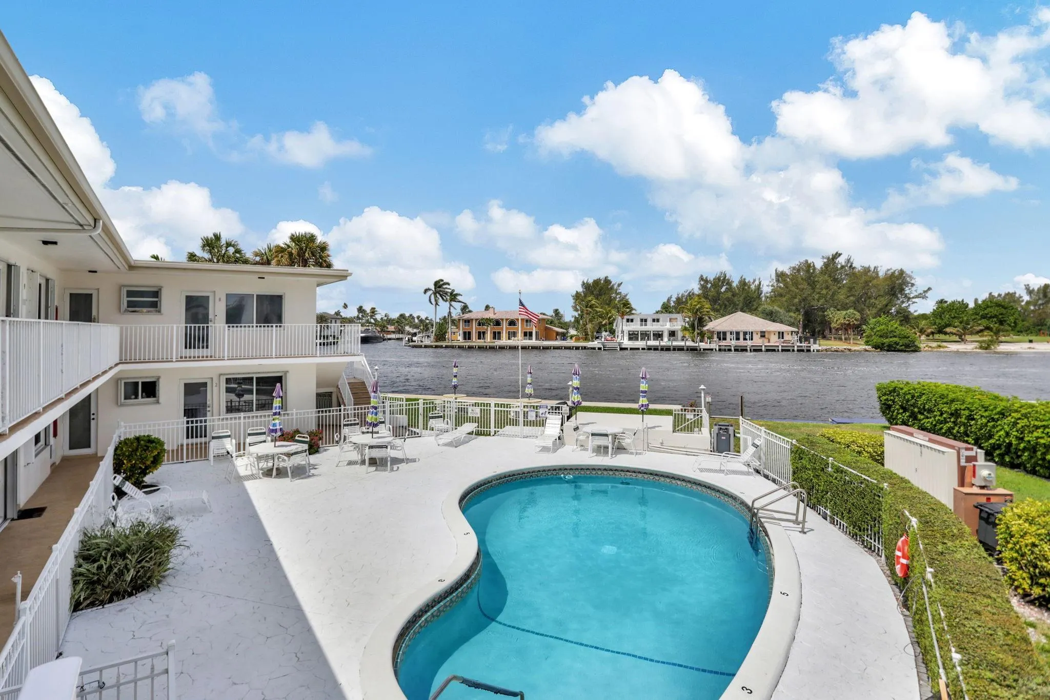 999 N Riverside Dr, #3