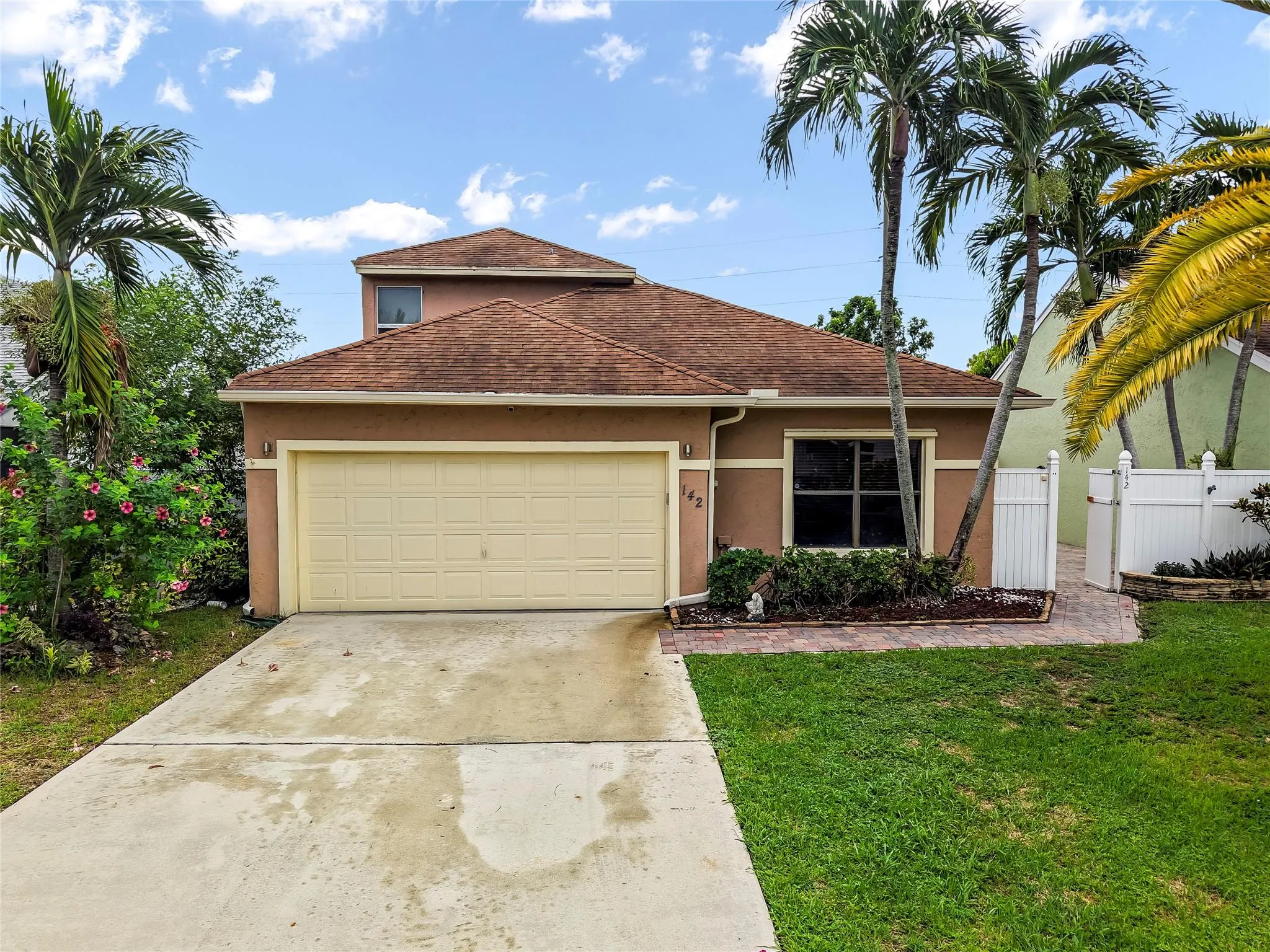 142 Tara Lakes Dr W