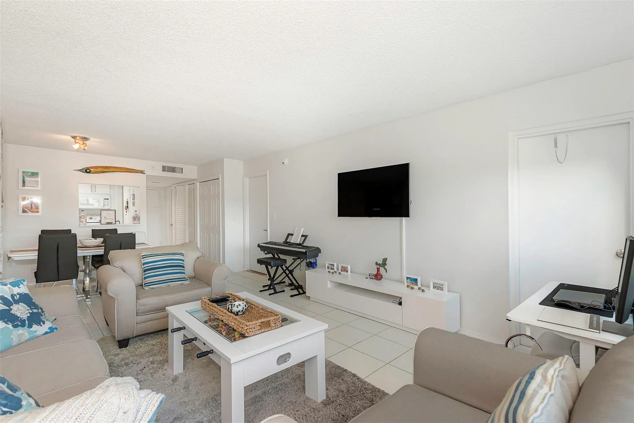 100 Lakeview Dr, #206