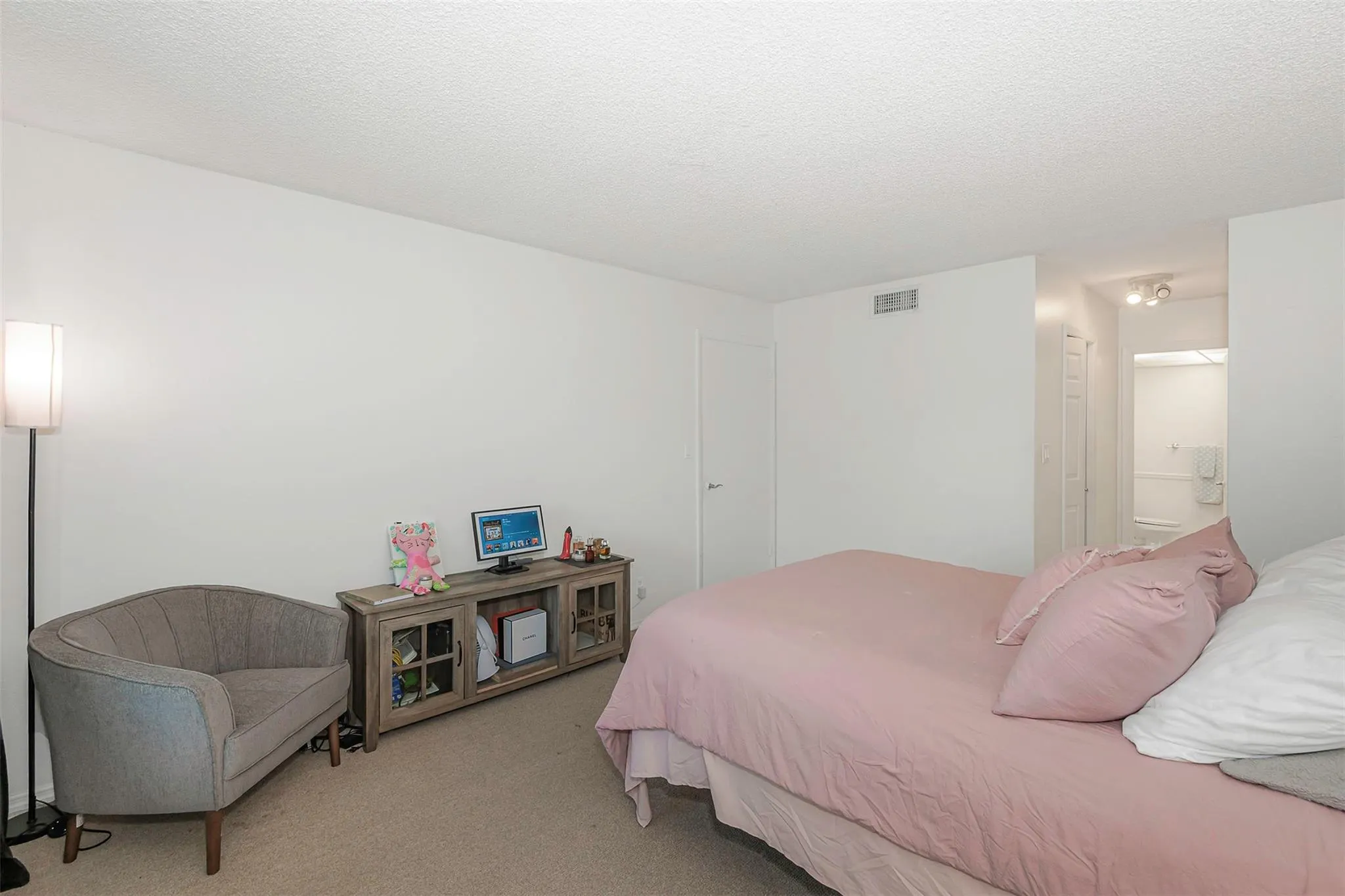 100 Lakeview Dr, #206