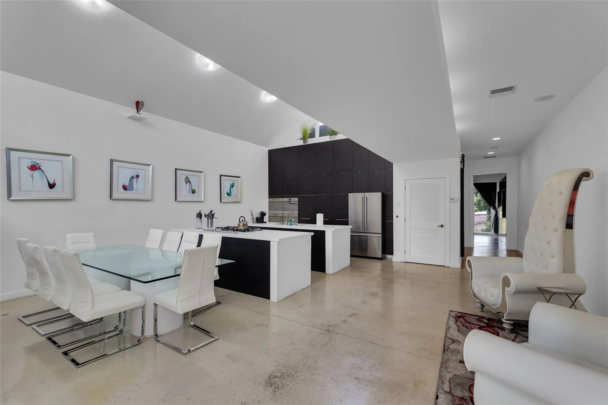 303 SW 9th St