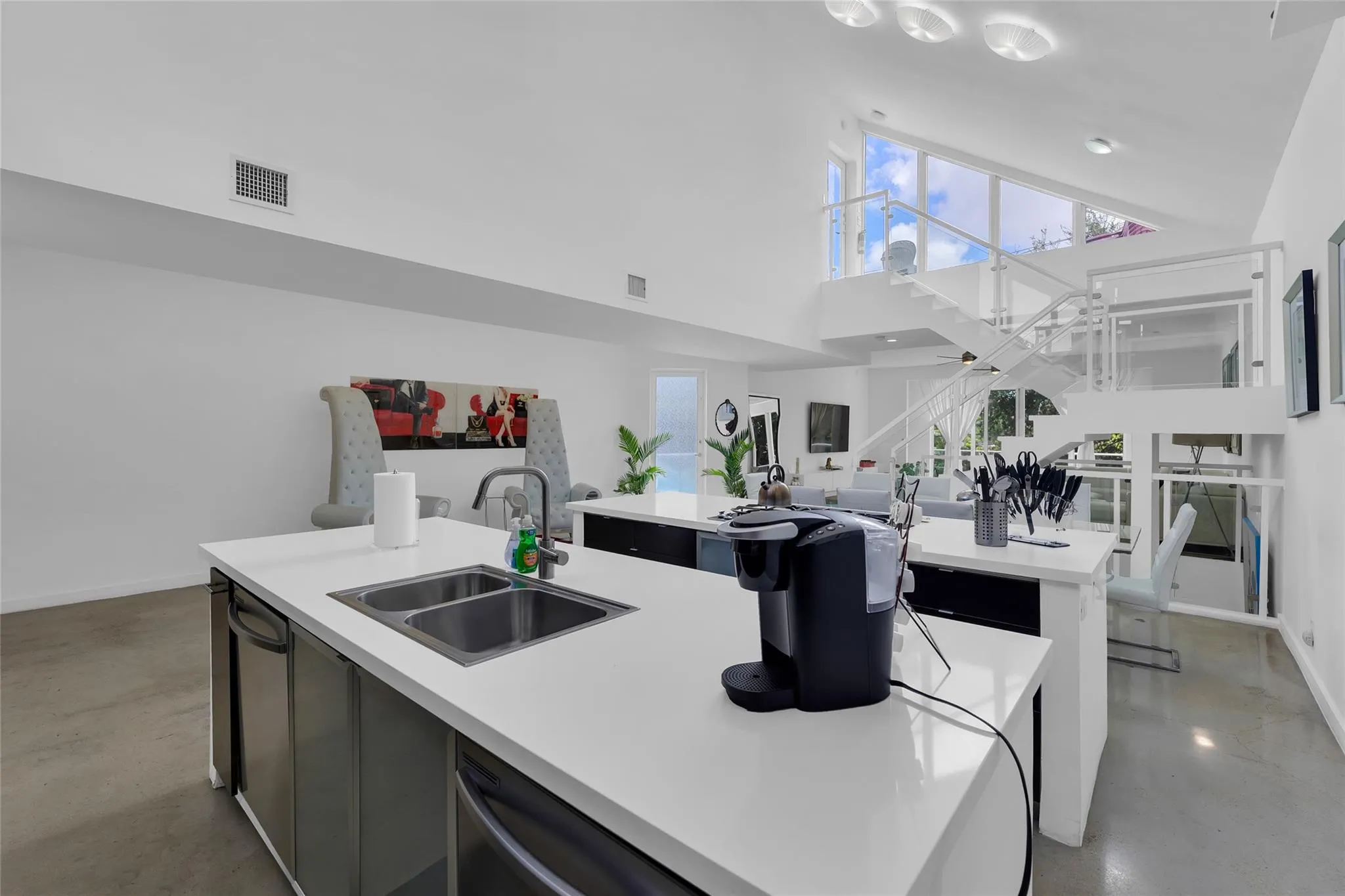 303 SW 9th St