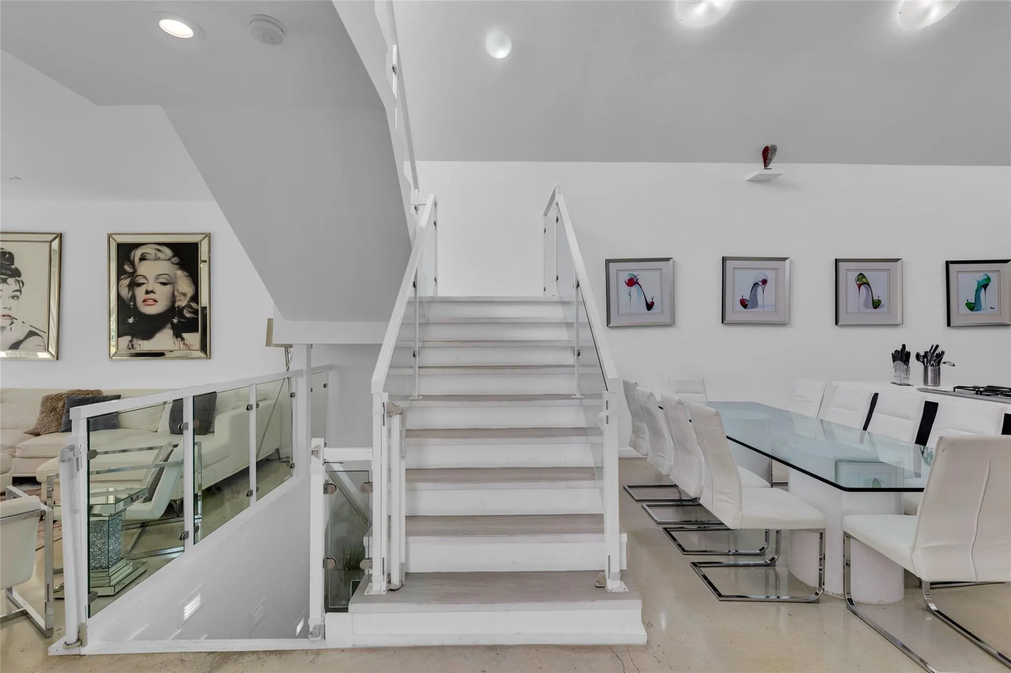 303 SW 9th St