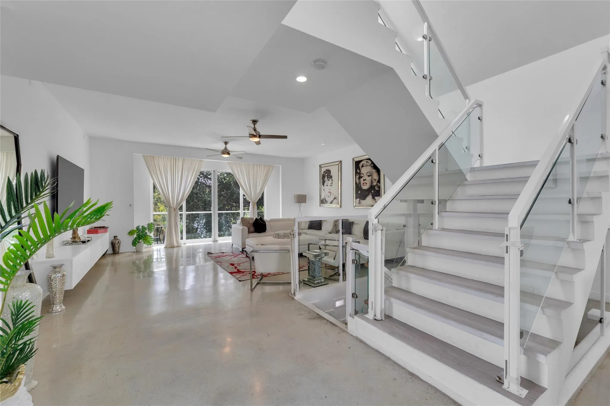 303 SW 9th St