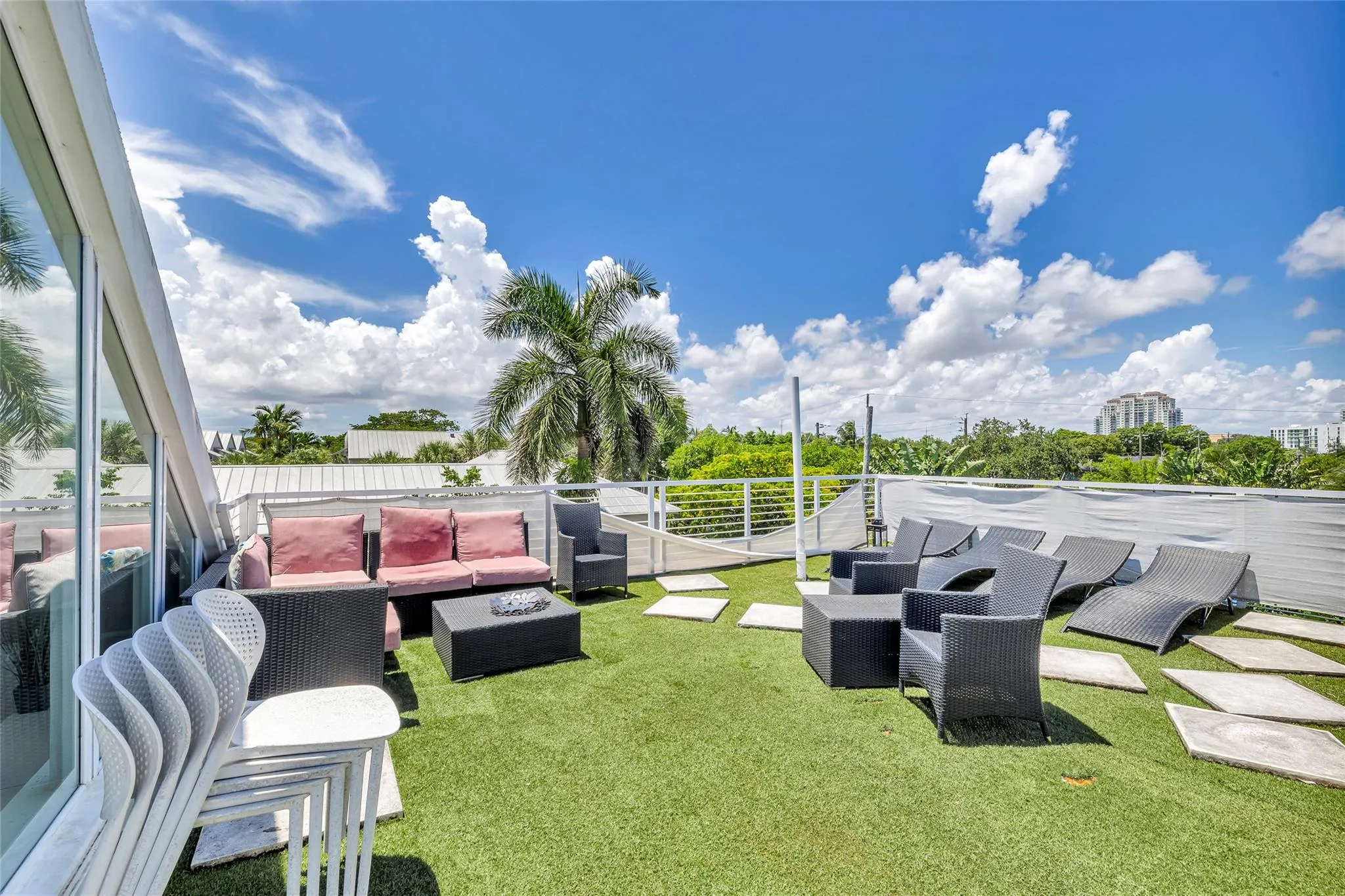 303 SW 9th St