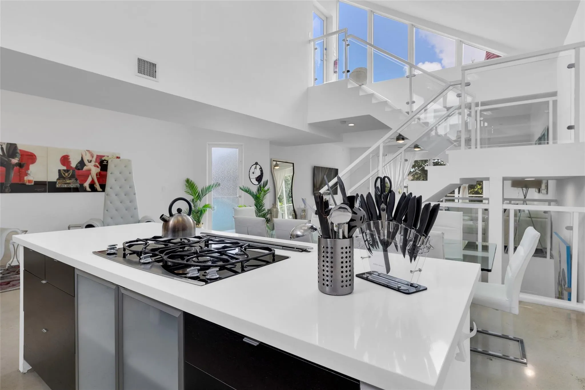 303 SW 9th St