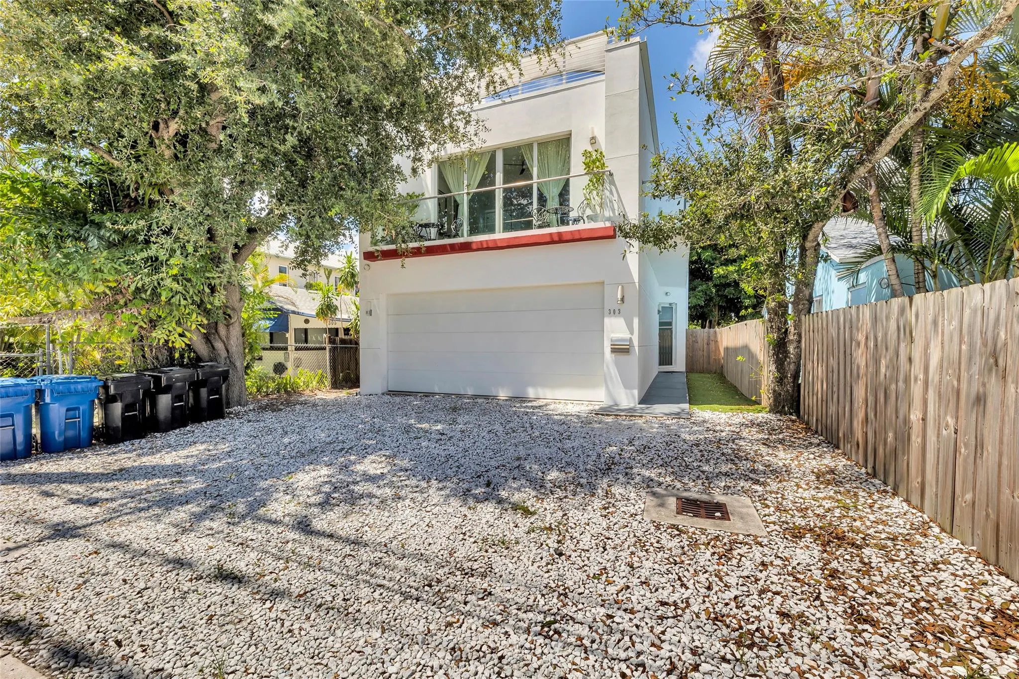 303 SW 9th St