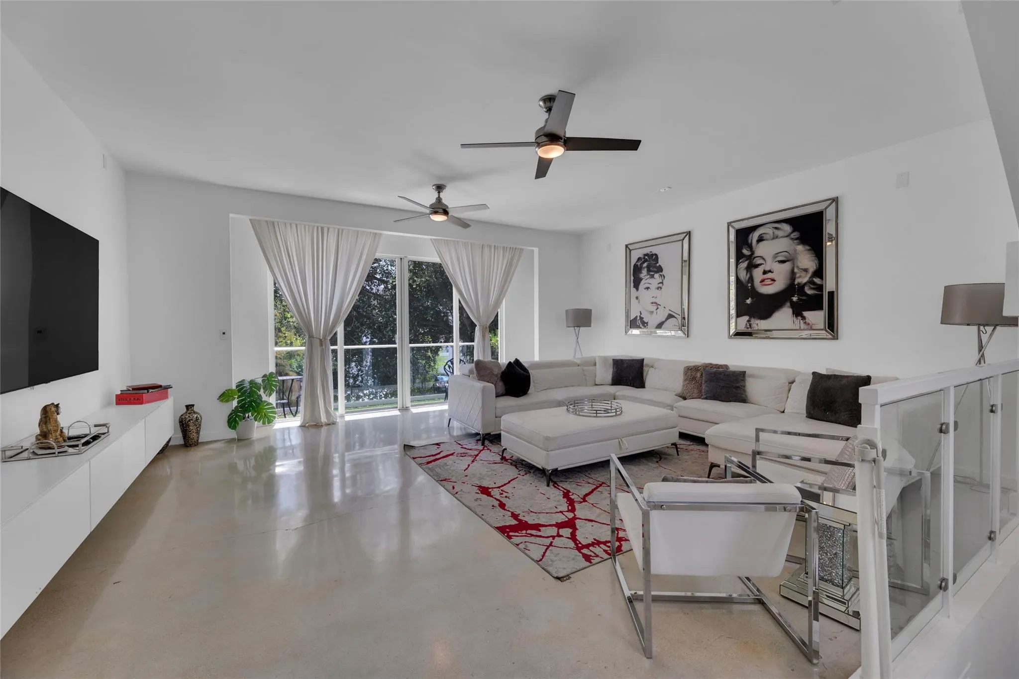 303 SW 9th St
