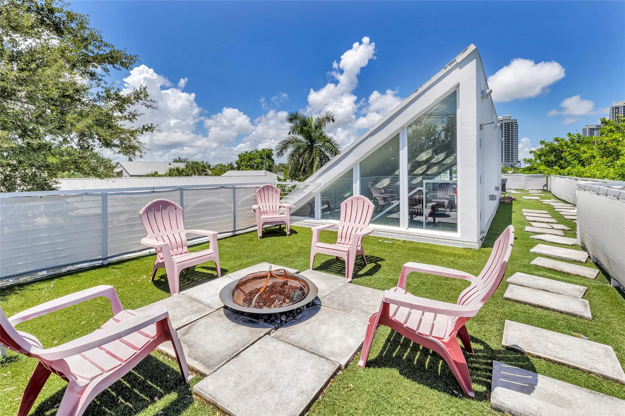 303 SW 9th St