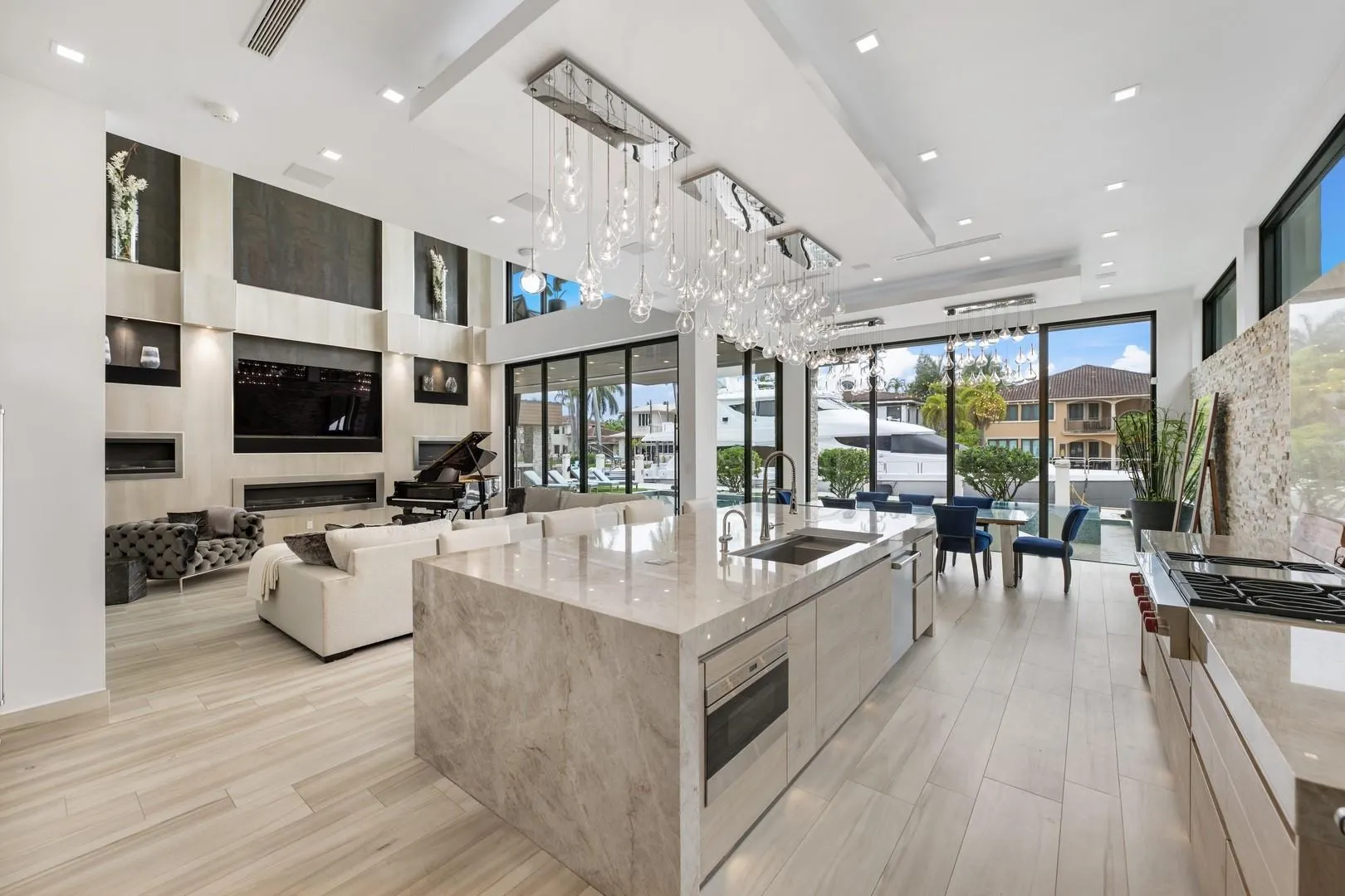2437 Delmar Pl