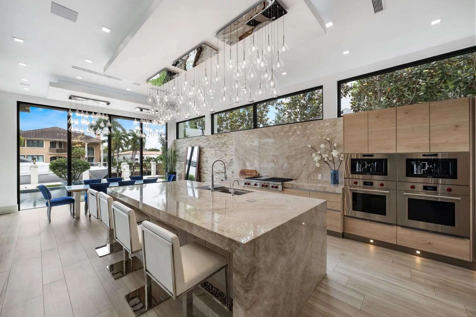 2437 Delmar Pl
