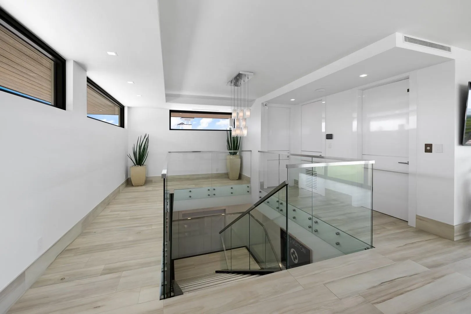 2437 Delmar Pl