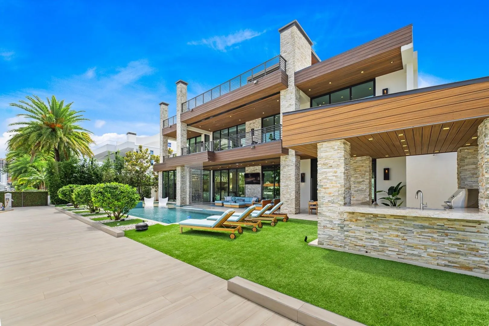 2437 Delmar Pl