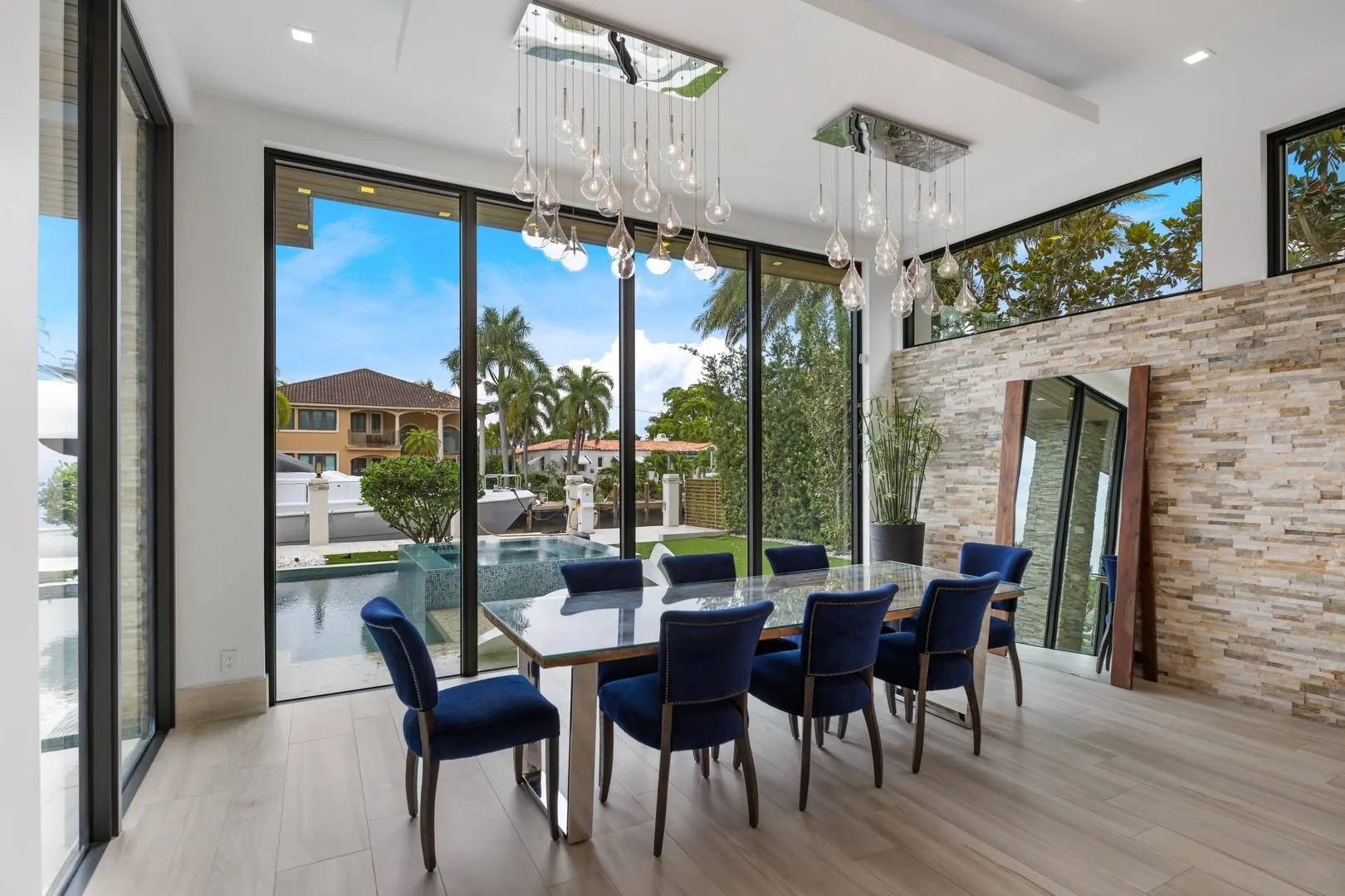 2437 Delmar Pl