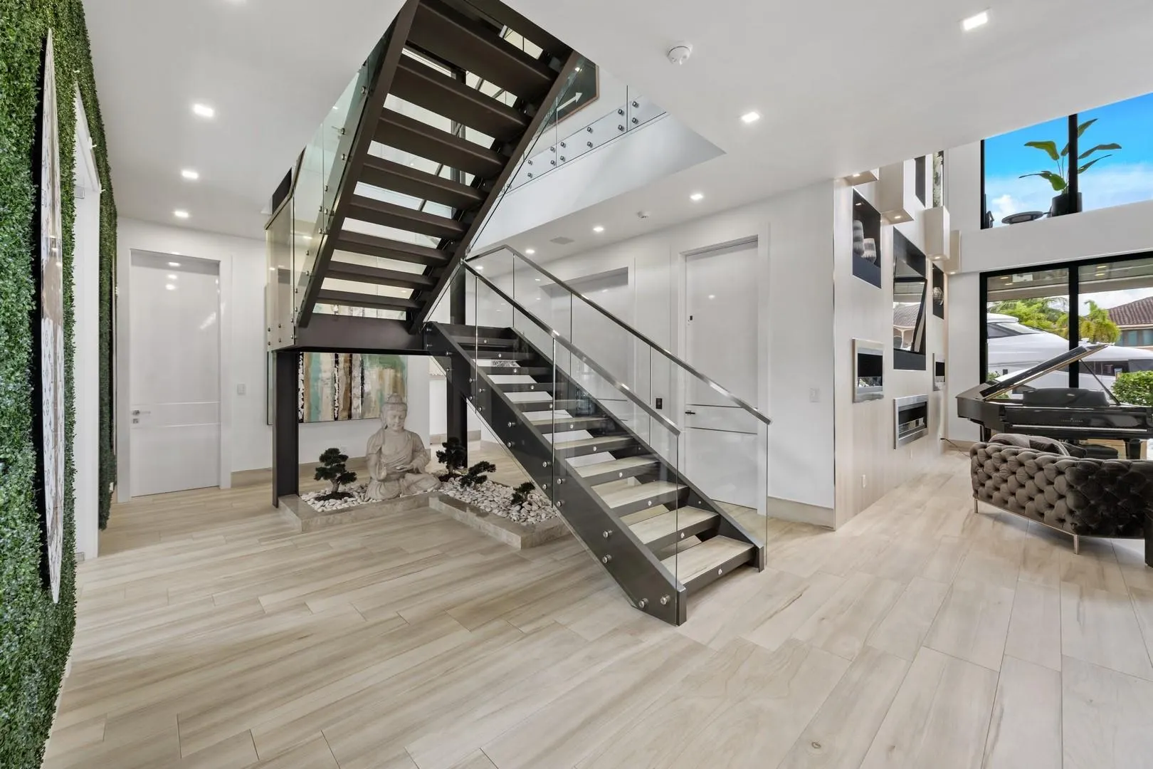 2437 Delmar Pl
