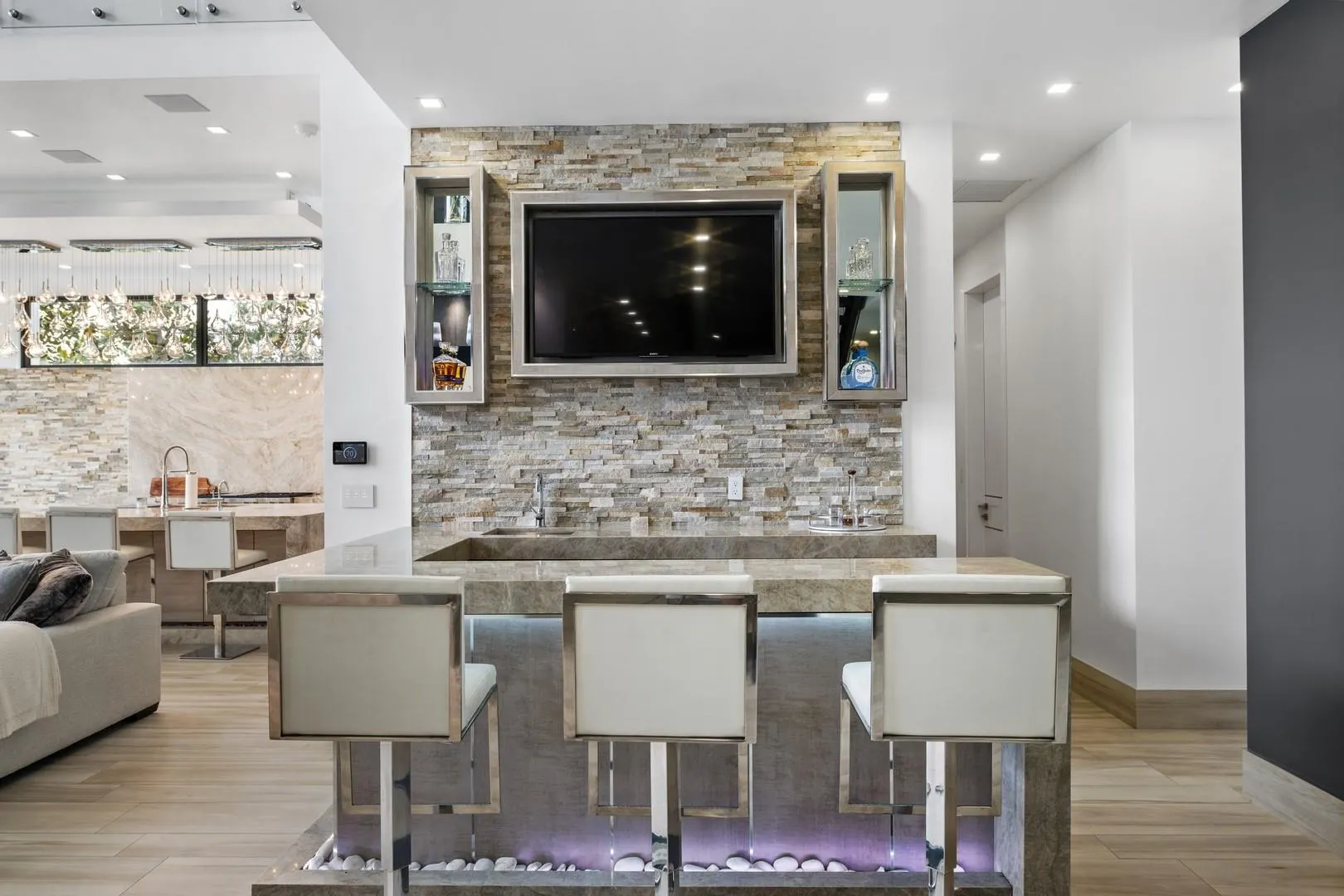 2437 Delmar Pl
