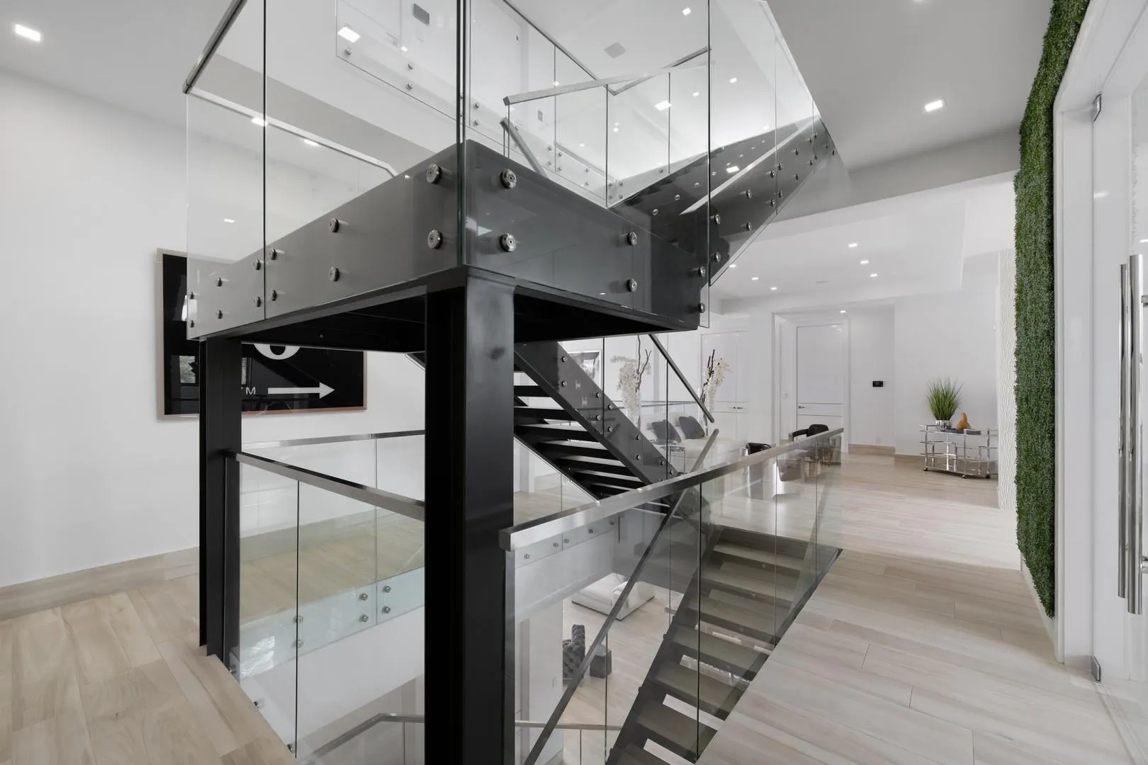 2437 Delmar Pl
